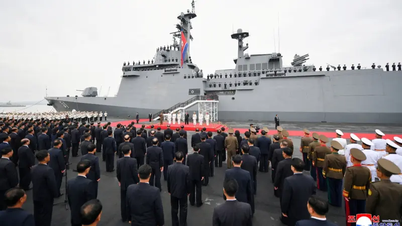 فيديو وصور - رسالة بحرية حازمة.. زعيم كوريا الشمالية يتفقد المدمرة "تشوي هيون"
