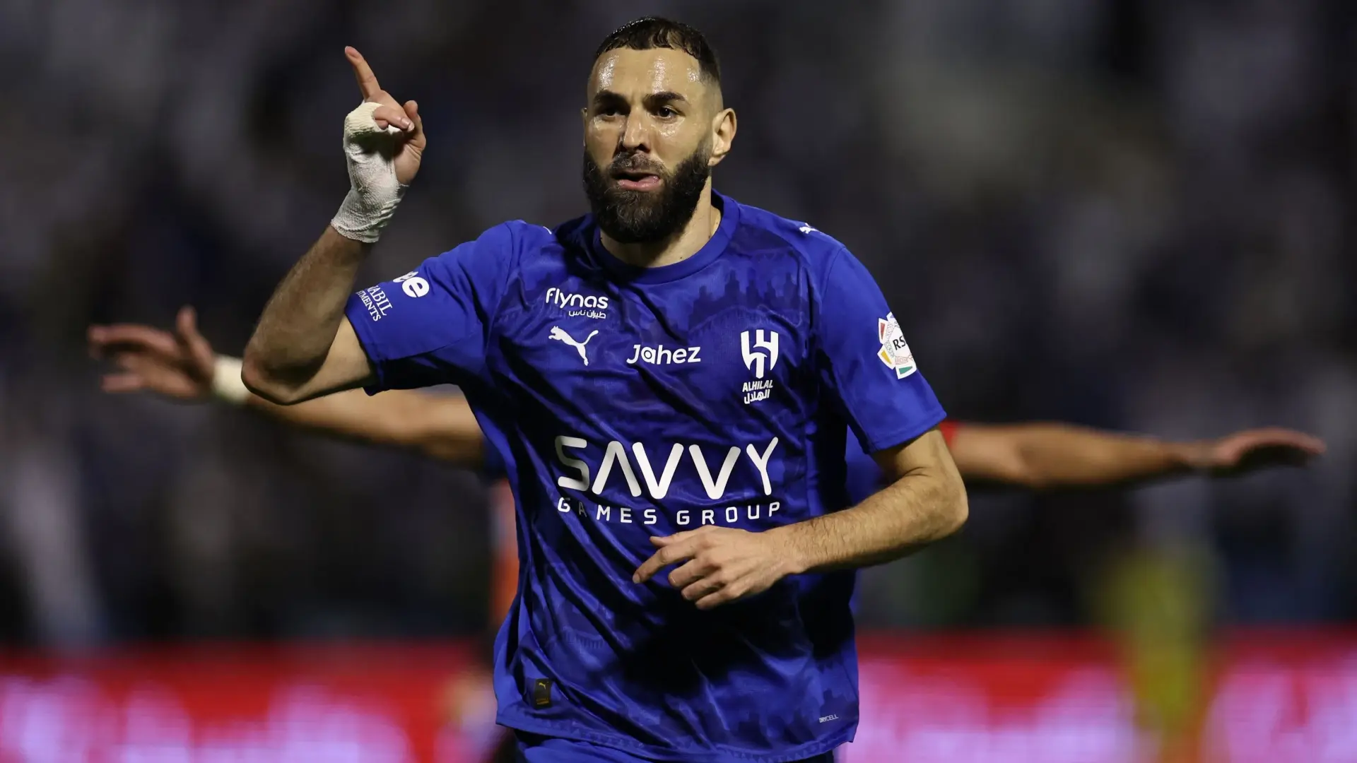 بنزيما في طريقه للرحيل عن الهلال (رويترز) بنزيما في طريقه للرحيل عن الهلال (رويترز)
