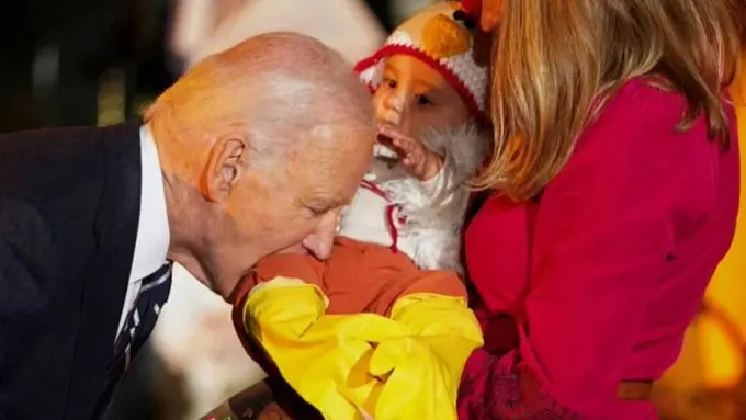 فيديو - بايدن يثير الجدل.. عضّ ​​طفلا يرتدي زي دجاجة