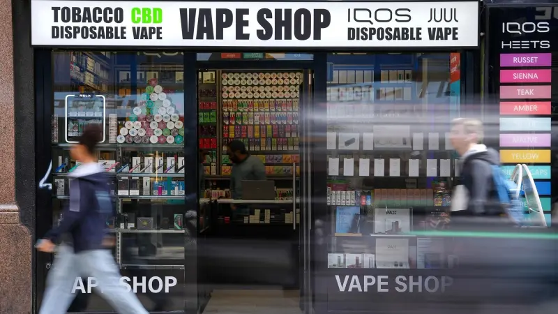 بريطانيا تعتزم حظر السجائر الإلكترونية الأحادية الاستخدام