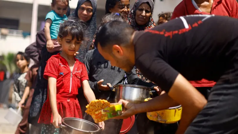الأمم المتحدة تنقل أطنان المساعدات من الرصيف العائم قبالة غزة