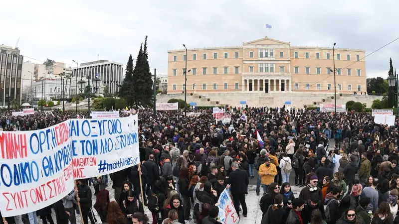 فيديو وصور - الشارع اليوناني يحتجّ على الغلاء.. وتوقّف شامل لحركة النقل