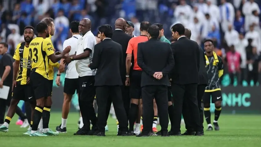 الطريس يواجه غضب لاعبي الاتحاد بسبب أخطائه التحكيمية في الكلاسيكو (إكس) الطريس يواجه غضب لاعبي الاتحاد بسبب أخطائه التحكيمية في الكلاسيكو (إكس)