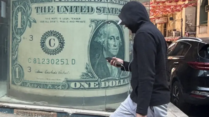 أكبر خسارة أسبوعية للدولار منذ يناير.. ما القصة؟