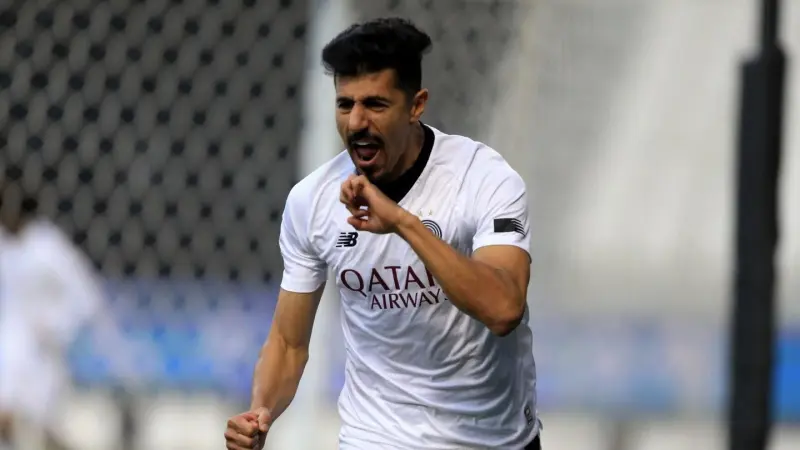 فيديو - بغداد بونجاح في مطعم مصري شهير.. هل اقترب من الأهلي؟