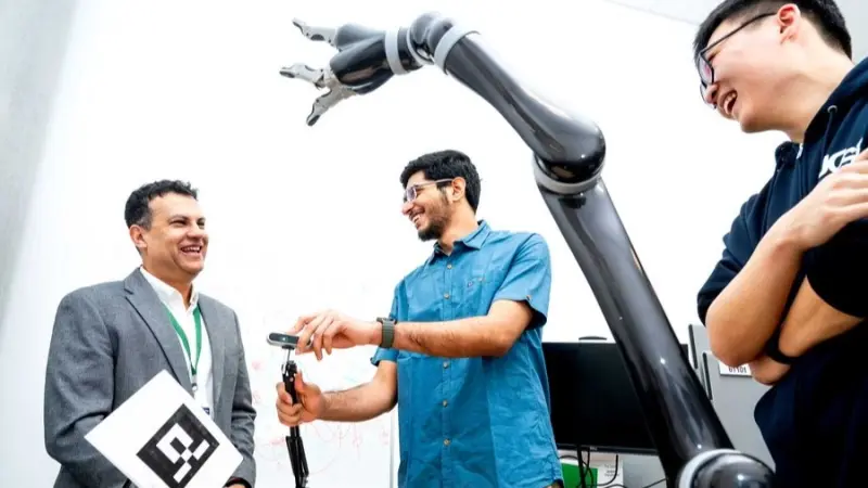 فيديو - رجل مشلول يحرك ذراعه الآلية بأفكاره