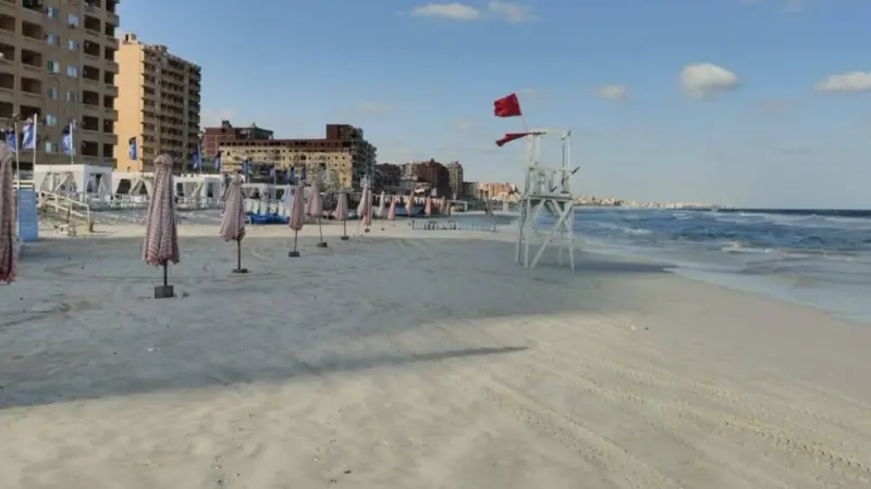 صور - مشهد غريب.. شواطئ الإسكندرية مهجورة في عز الصيف