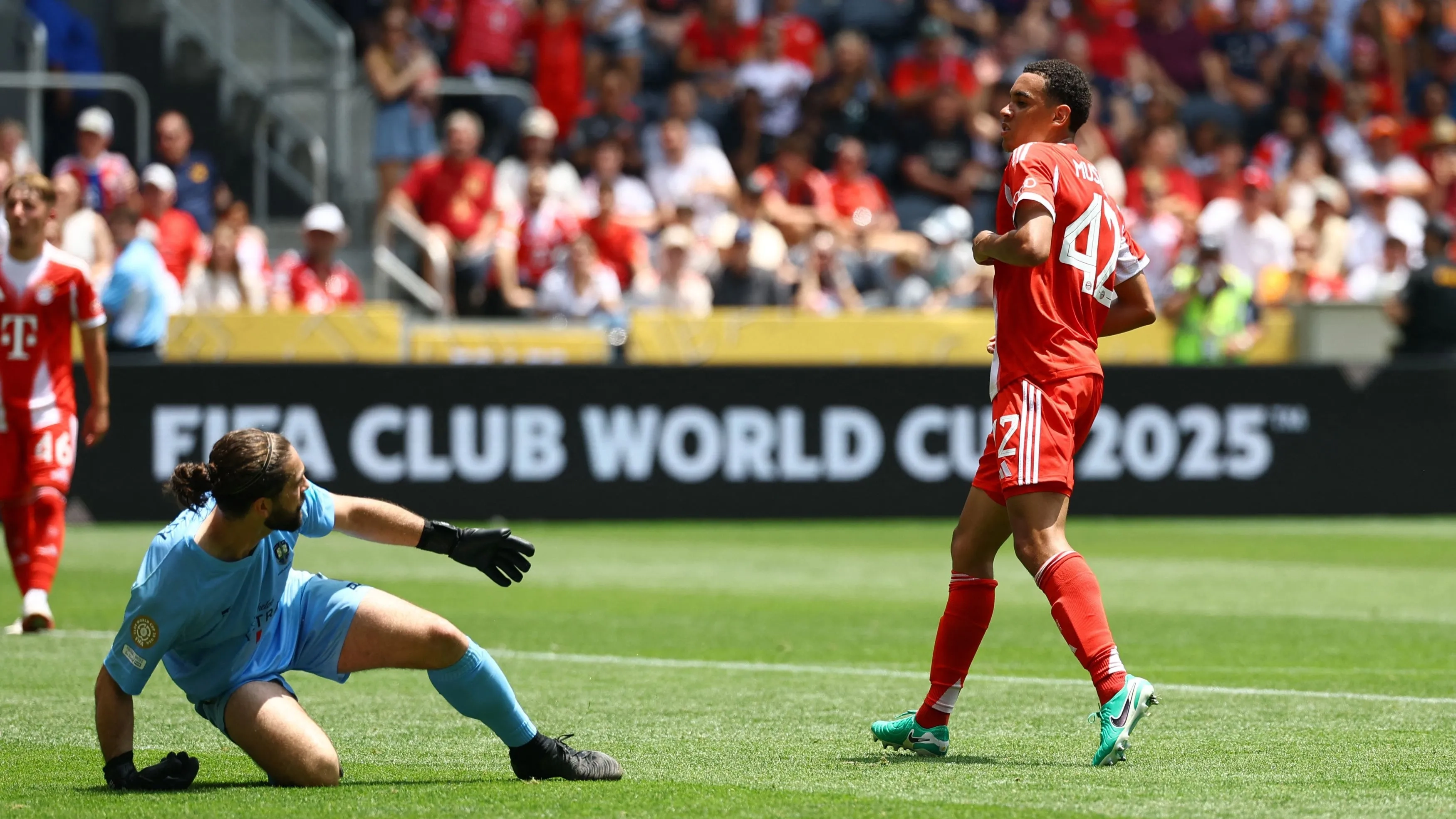 بعد غياب طويل.. موسيالا يخوض أول حصة جماعية مع بايرن ميونخ 