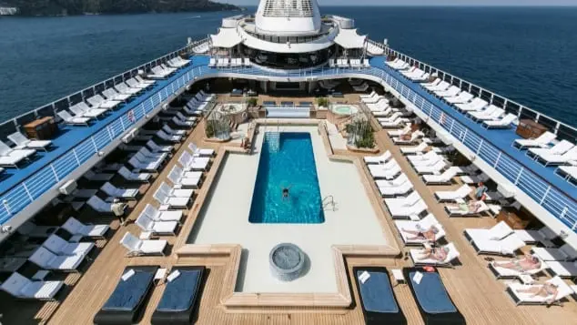 "رحلات موبوءة".. مئات الإصابات بفيروس نوروفيروس على 3 سفن سياحية