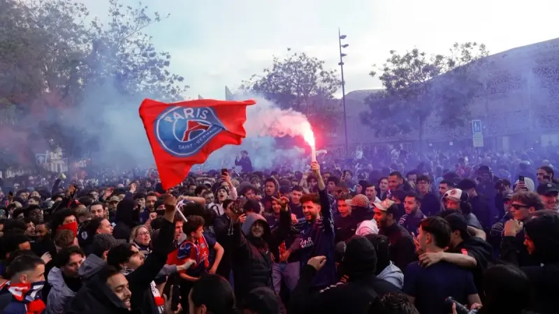 فيديو - اشتباكات بين جماهير باريس سان جيرمان والشرطة قبيل مواجهة أرسنال بدوري الأبطال