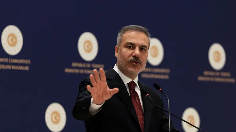 وزير خارجية تركيا يدعو إلى البحث عن بدائل لمضيق هرمز