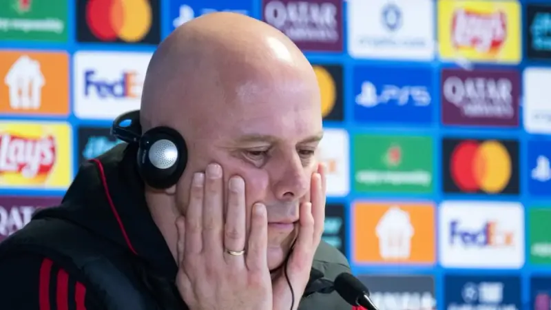 سلوت يرد على شائعات تولي تشابي ألونسو تدريب ليفربول