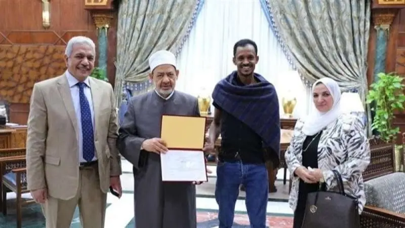 شيخ الأزهر يكرّم الشاب السوداني منقذ "سيدة القطار"