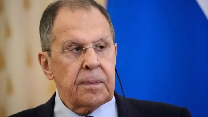 لافروف يصل ألاسكا.. وترامب يقلل التوقعات قبل لقاء بوتين