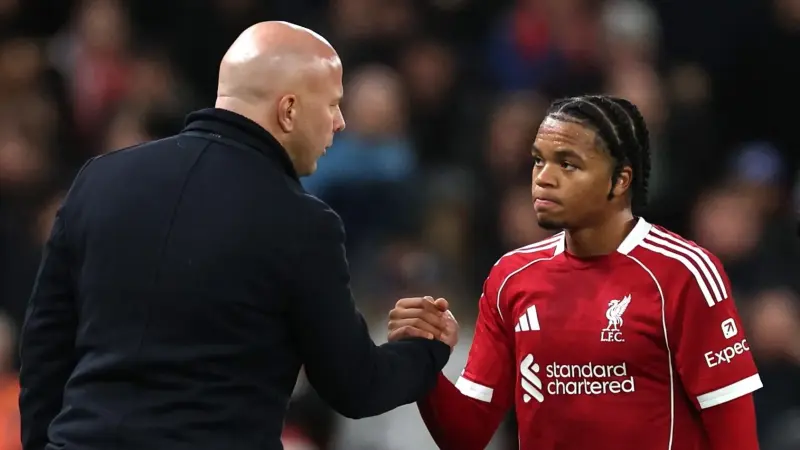 تشكيلة ليفربول اليوم أمام بيرنلي والغيابات.. آرني سلوت في ورطة