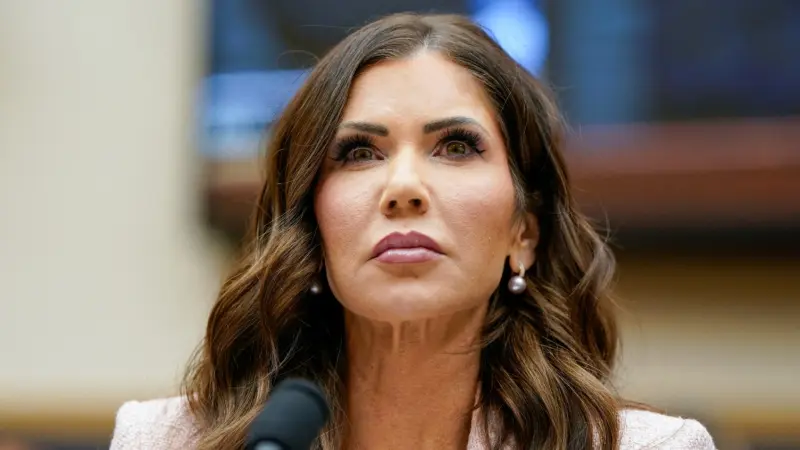 ترامب يقيل وزيرة الأمن الداخلي كريستي نويم