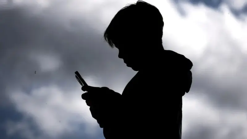 "إنستغرام" يفعل تنبيه الآباء عند بحث المراهقين عن محتوى الانتحار