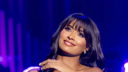 فيديو - ابنة روبي تخطف الأنظار في ظهورها الأول على المسرح مع والدتها