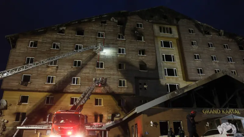 بعد مقتل وإصابة العشرات.. ما سبب حريق فندق في جبال تركيا؟