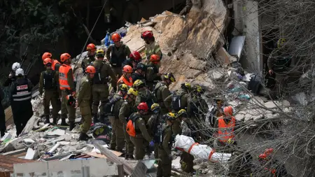 related_news_inside_blogsإسرائيل تنتشل جثث 4 قتلى من مبنى استهدفته إيران بصاروخ