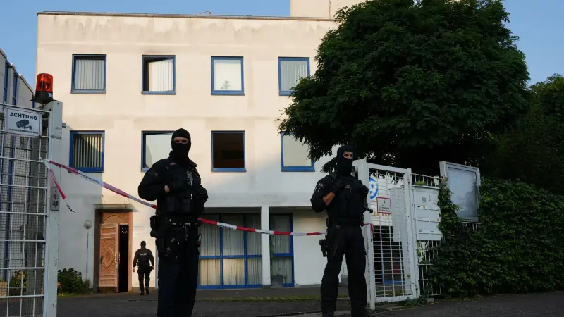 فيديو - ألمانيا تحظر "مركزا إسلاميا" يروج لأفكار الخميني