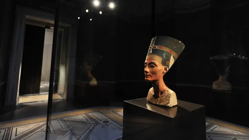 عالم آثار مصري شهير يطالب برأس نفرتيتي