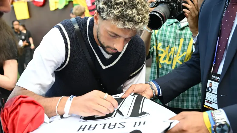 فيديو - وسام أبو علي يفاجئ لاعبي منتخب مصر ويوجه رسالة لجماهير الأهلي على هامش مباراة البرازيل
