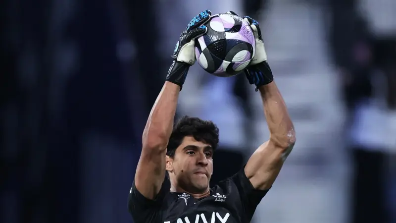 بعد رفضه الاحتفال.. قبلة من ياسين بونو على رأس يوسف النصيري
