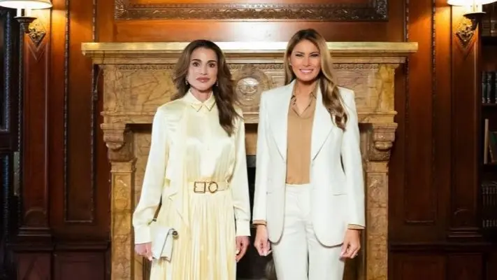 صورة - الملكة رانيا وميلانيا ترامب بإطلالتين بألوان متشابهة في نيويورك