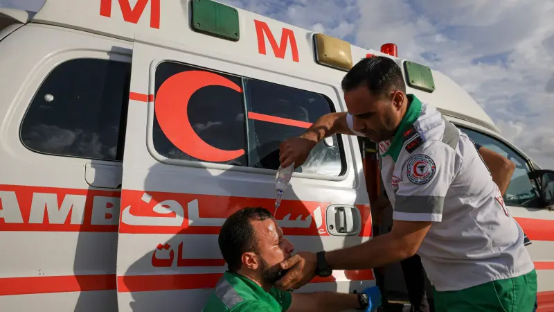 سقوط قتلى من الهلال الأحمر باستهداف سيارتهم وسط غزّة