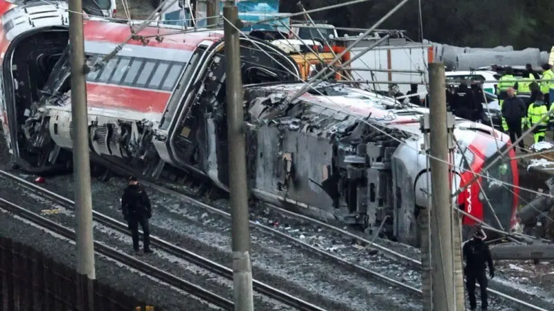 فيديو - عشرات القتلى والجرحى بتصادم قطارين في إسبانيا