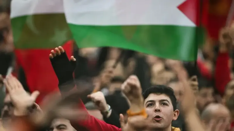 صور - جماهير غالاتا سراي التركي تدعم غزة أمام مانشستر يونايتد