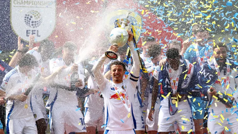 التشامبيونشيب - ليدز يحصد اللقب على حساب بيرنلي بسيناريو درامي.. وهبوط لوتون