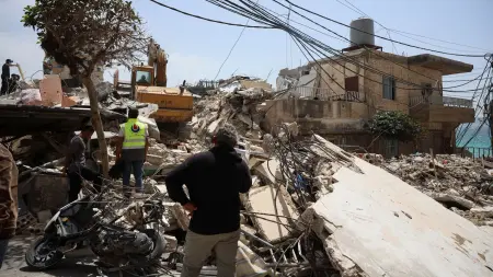 قبل لحظات من بدء الهدنة.. رجل لبناني يفقد عائلته بغارة إسرائيلية