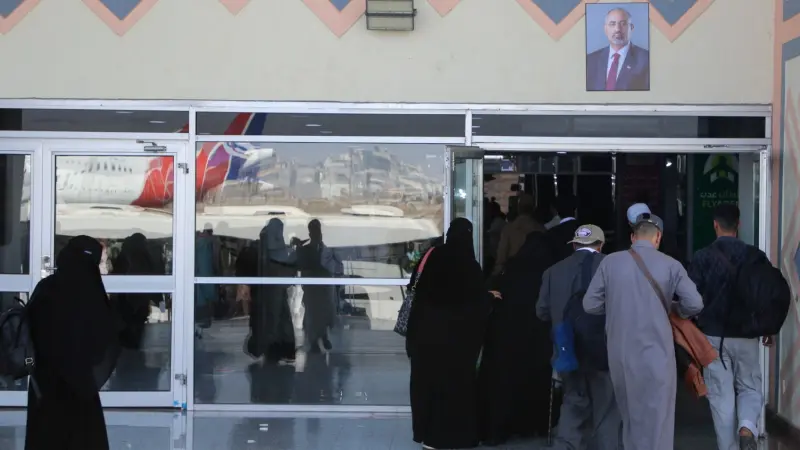 "رئيس الانتقالي الجنوبي" يرفض هبوط طائرة وفد من السعودية في عدن