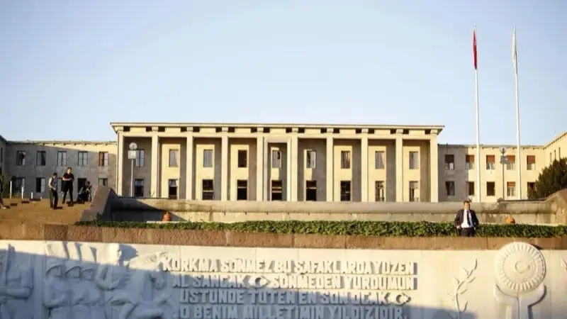 فيديو - إحراق سيارة قرب البرلمان التركي.. ما علاقة العمال الكردستاني؟