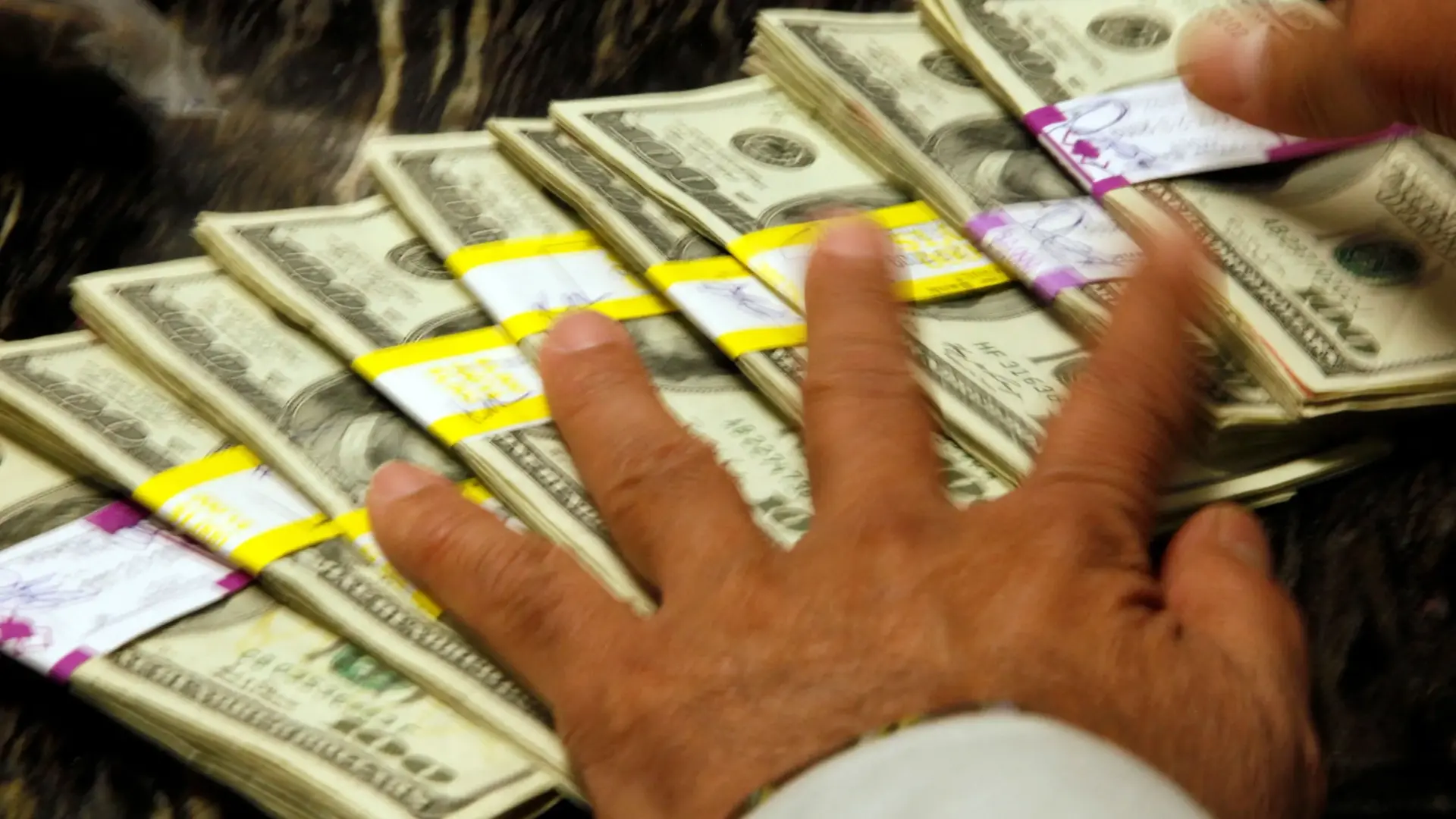 الذهب يواصل مكاسبه مع تراجع المخاوف بشأن رفع الفائدة (رويترز) الذهب يواصل مكاسبه مع تراجع المخاوف بشأن رفع الفائدة (رويترز)