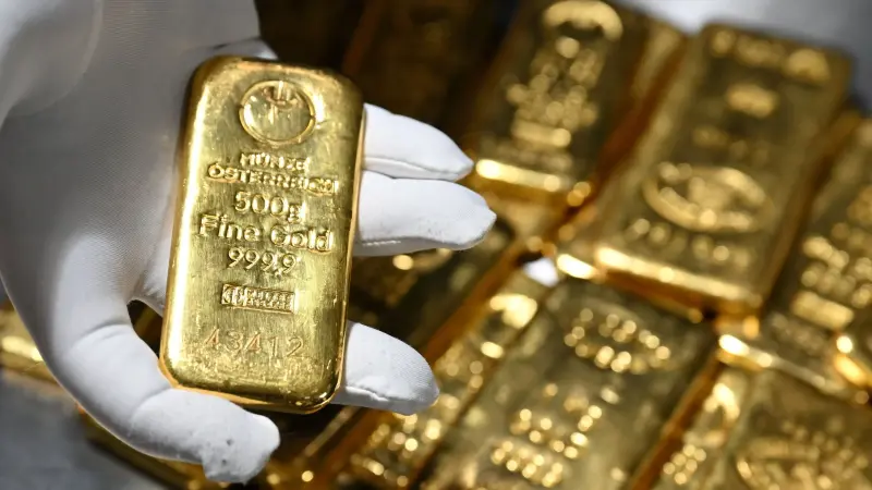 الذهب يتفاعل مع توقعات تثبيت الفائدة الأميركية وينخفض في آسيا