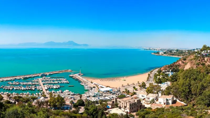 "عجلة خامسة" خارج زمن الأزمات.. مطالب بحصّة للتونسيين في سياحة بلدهم