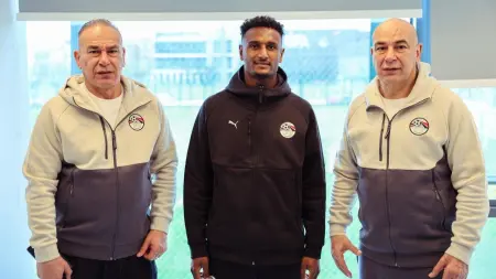 صور - حسام وإبراهيم يستقبلان هيثم حسن في ظهوره الأول بقميص منتخب مصر