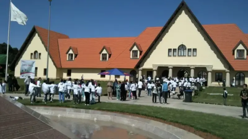 طرد 16 طالبا من مدرسة الأخوين بأفران المغربية يثير ضجة كبيرة.. ما القصة؟