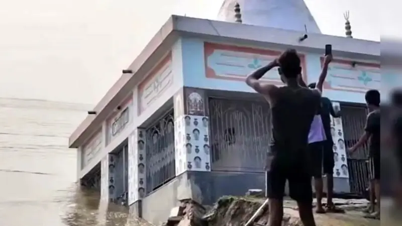 فيديو - في لحظات.. نهر الغانج يبتلع معبدا هندوسيا عمره 150 عاما