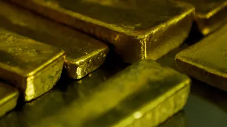 الذهب يتراجع 0.4% مع صعود الدولار وتزايد رهانات رفع الفائدة