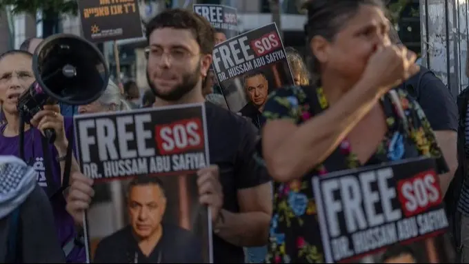 الطبيب معتقل منذ ديسمبر 2024 وتتهمه إسرائيل بأنه عضو في "حماس" (إكس) الطبيب معتقل منذ ديسمبر 2024 وتتهمه إسرائيل بأنه عضو في "حماس" (إكس)