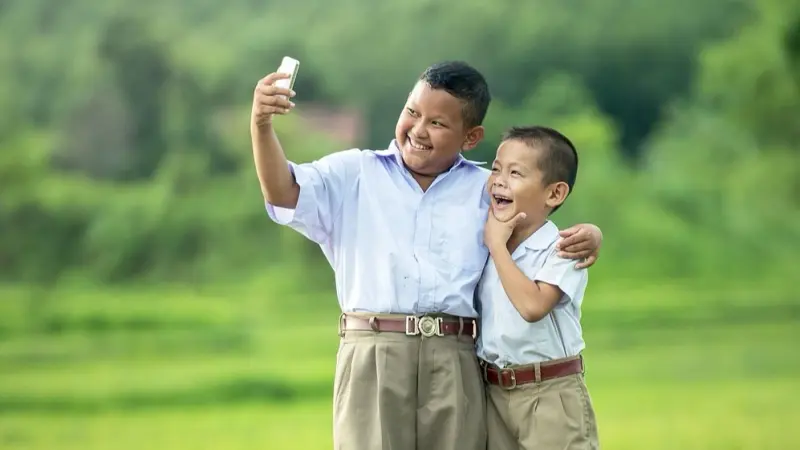 الإفراط في استخدام الشاشات يهدد تعليم طفلك