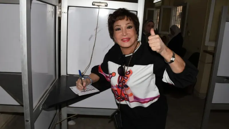 صورة - لبلبة تُدلي بصوتها مرتين في الانتخابات الرئاسية المصرية.. ما عقوبتها؟