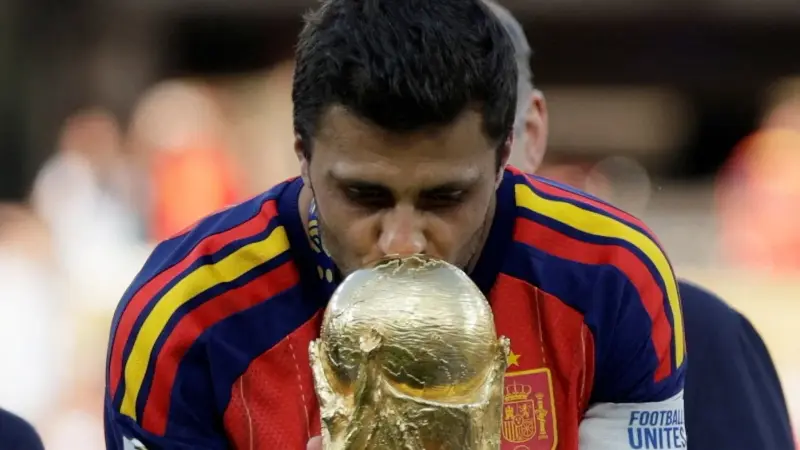 المشهد سبورتس: رودري يصل برشلونة.. وإنفانتينو يُقيل أكبر منتقديه