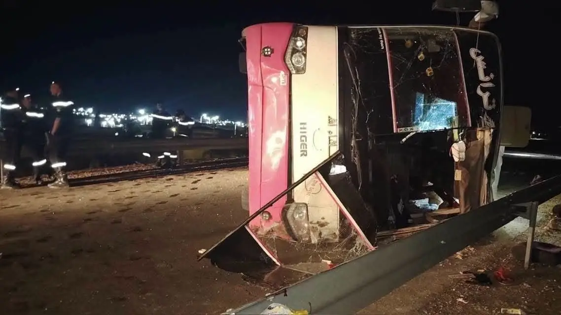 حادث مرور عين الصفراء بالجزائر إثر انحراف وانقلاب حافلة لنقل المسافرين (إكس) حادث مرور عين الصفراء بالجزائر إثر انحراف وانقلاب حافلة لنقل المسافرين (إكس)