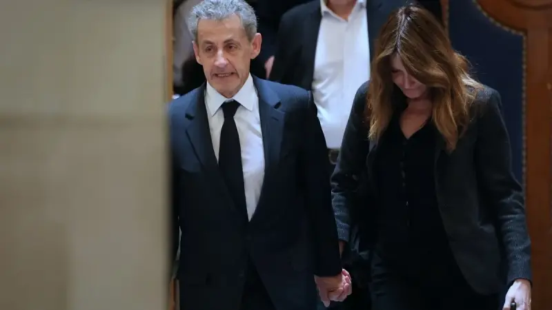 ساركوزي يصر على براءته في قضية أموال القذافي