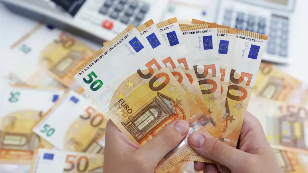 سعر اليورو مقابل الليرة السورية اليوم في السوق السوداء بلغ نحو 12,469 ليرة سورية للبيع، و12,377 ليرة سورية للشراء (رويترز) سعر اليورو مقابل الليرة السورية اليوم في السوق السوداء بلغ نحو 12,469 ليرة سورية للبيع، و12,377 ليرة سورية للشراء (رويترز)